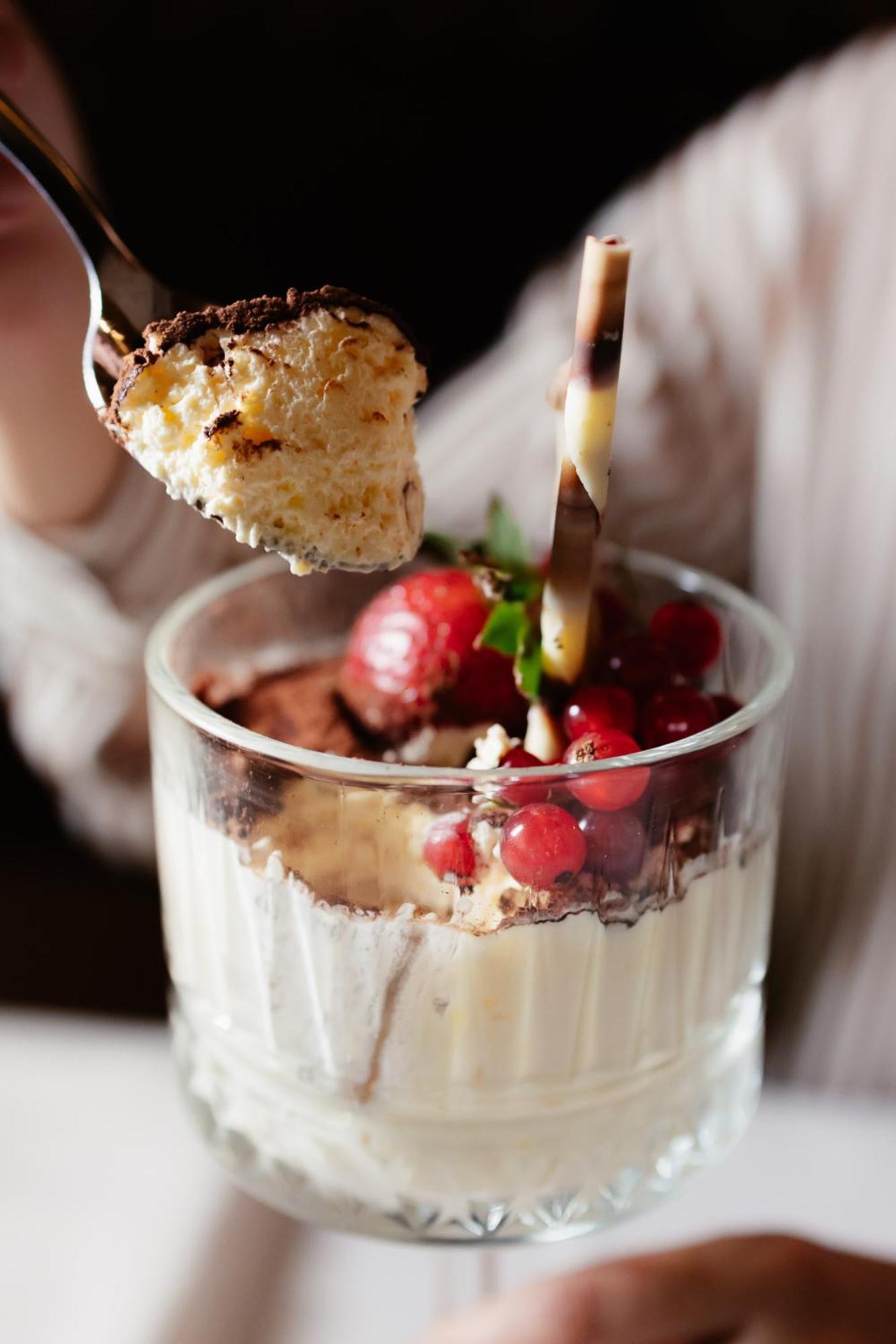 Hotel Platinia Cluj-Napoca Exterior foto A strawberry parfait