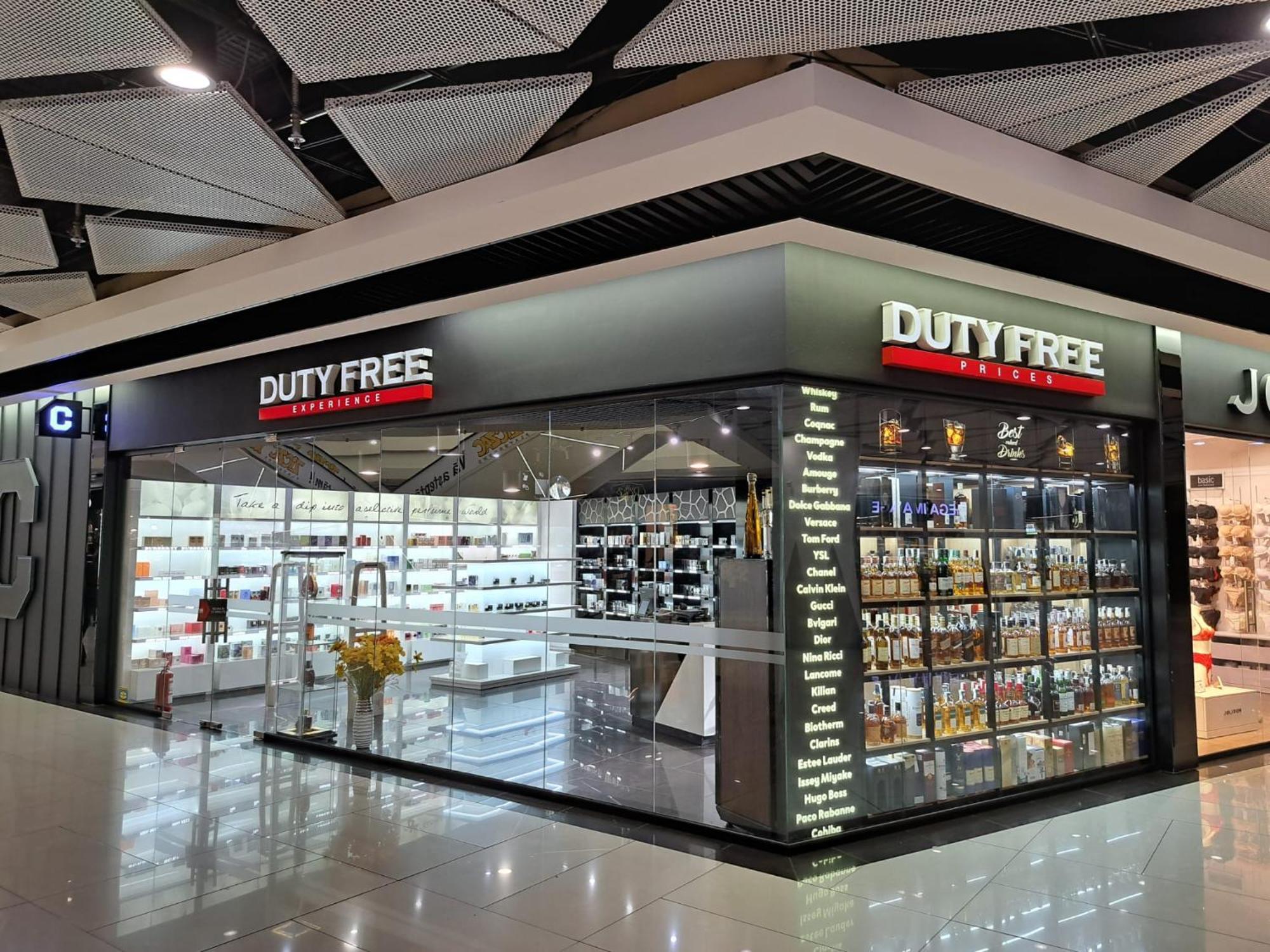 Hotel Platinia Cluj-Napoca Exterior foto Duty Free at the airport